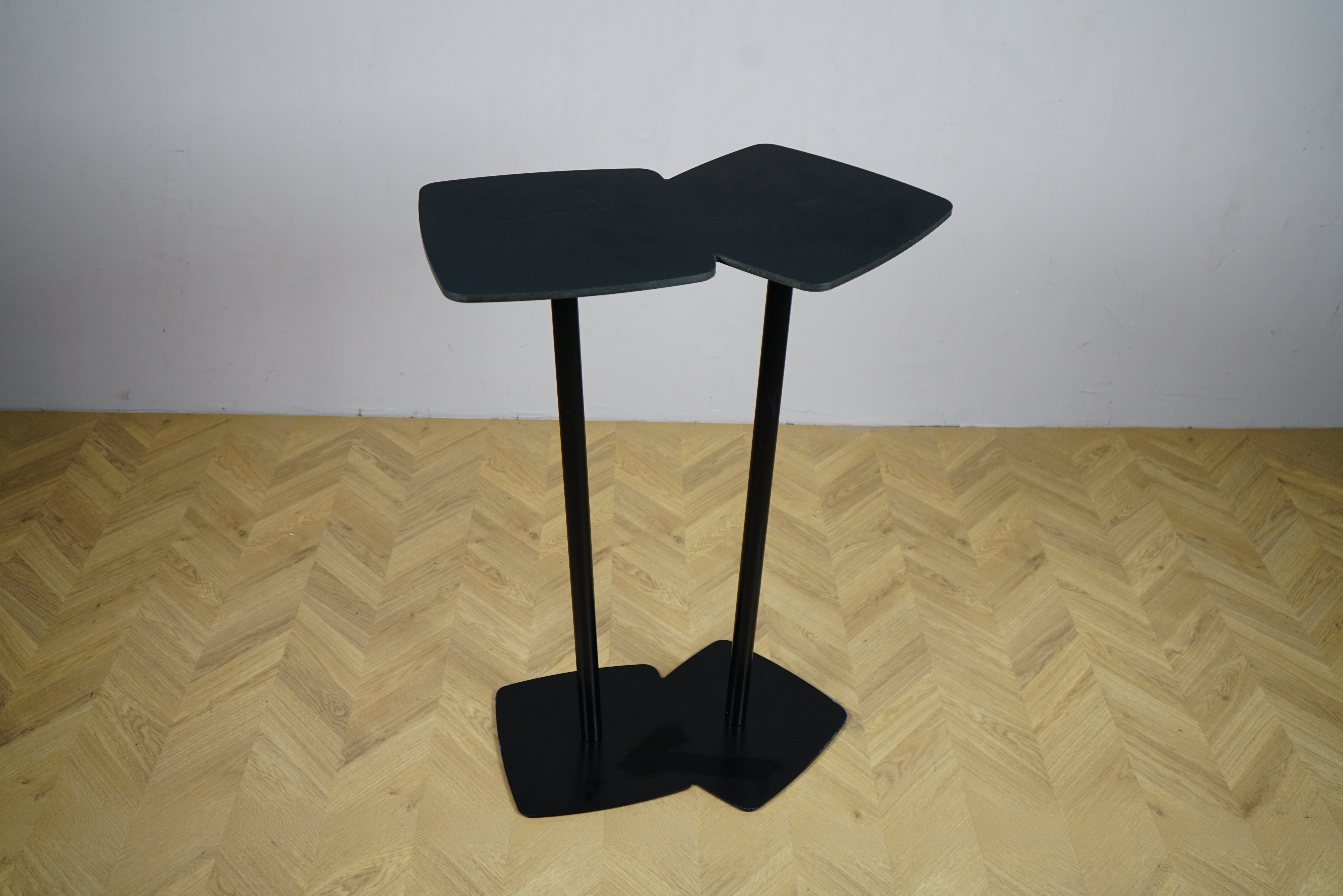 Materia Amore barbord i sort stål set forfra – 105 cm højt ståbord til café, lounge og kontor